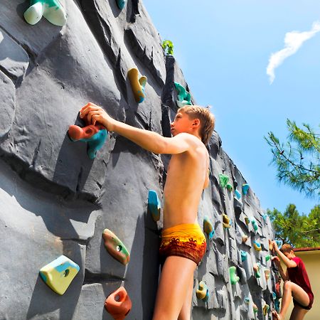马蒂美亚酒店 特基罗瓦 外观 照片 Climbing wall at the 2011 World Scout Jamboree