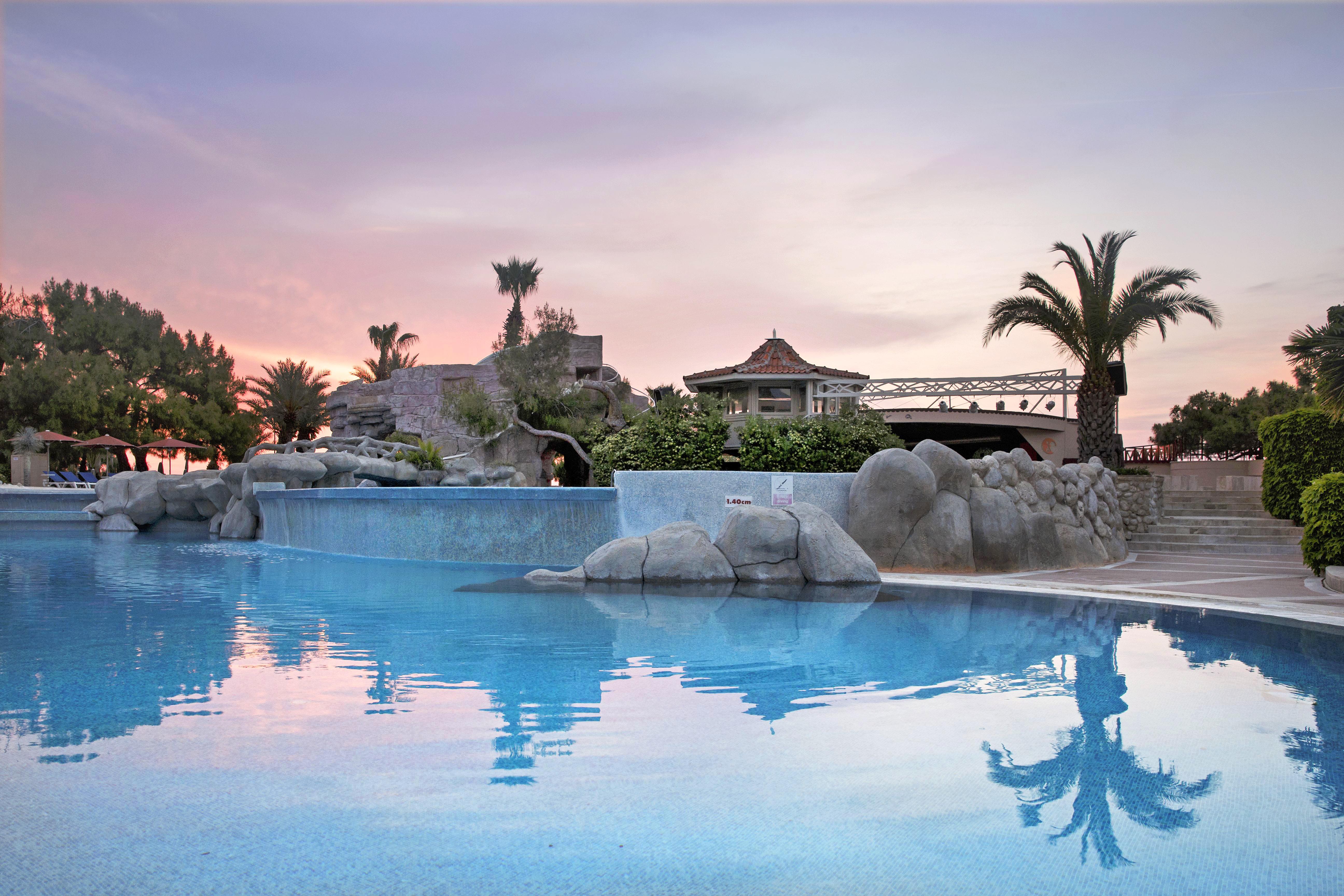 马蒂美亚酒店 特基罗瓦 外观 照片 Sunset at the pool