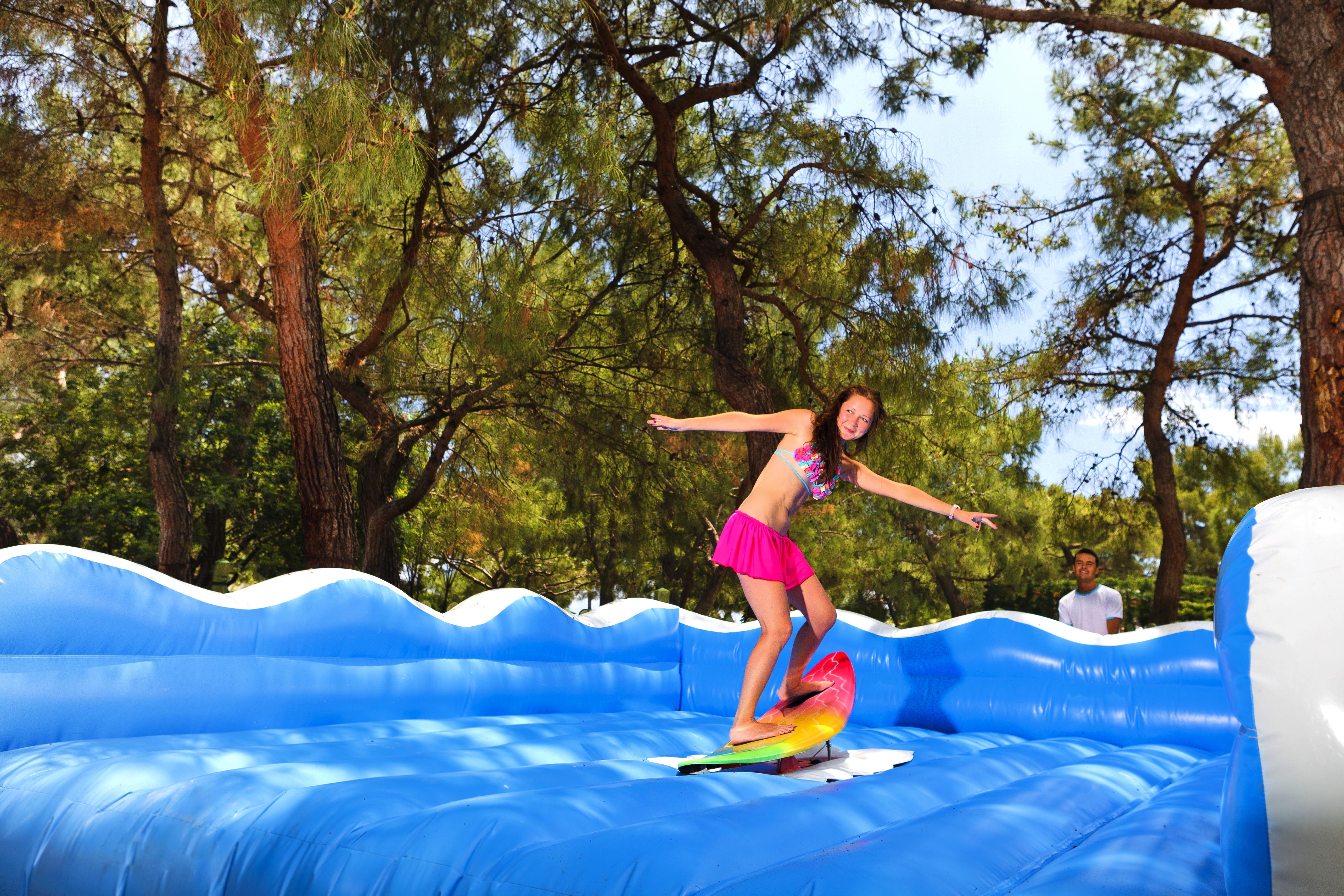 马蒂美亚酒店 特基罗瓦 外观 照片 A girl on an inflatable water slide