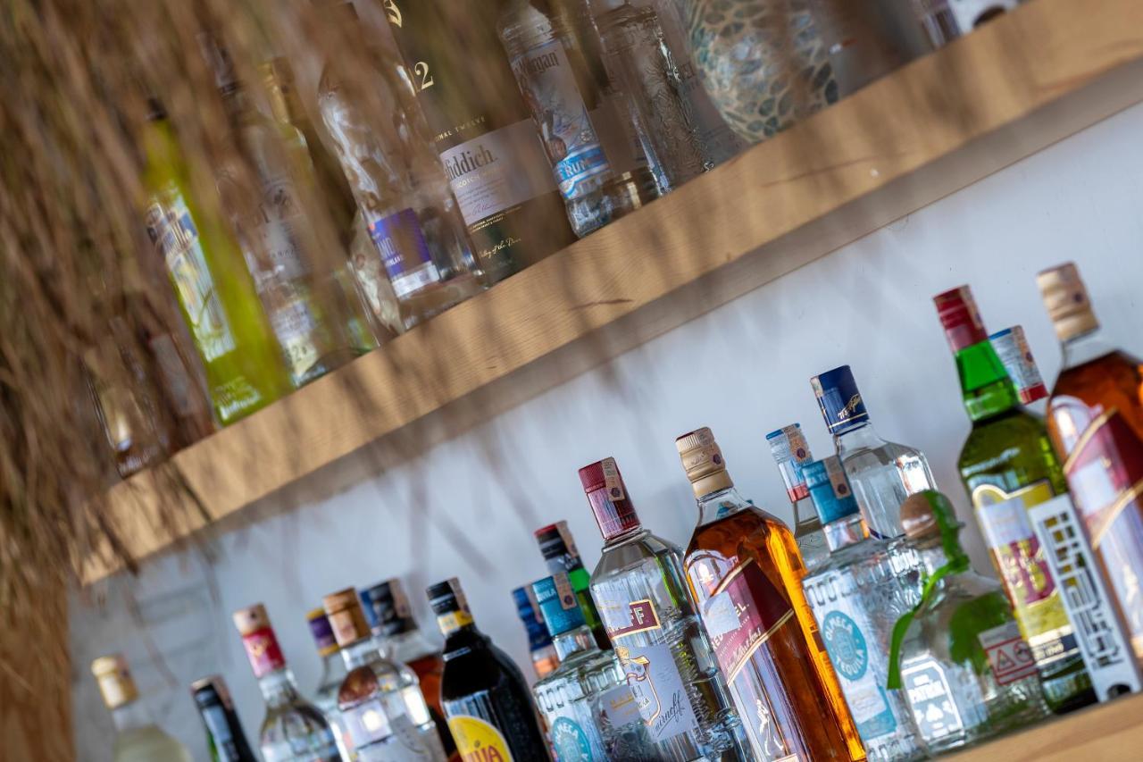 马蒂美亚酒店 特基罗瓦 外观 照片 A selection of gin bottles