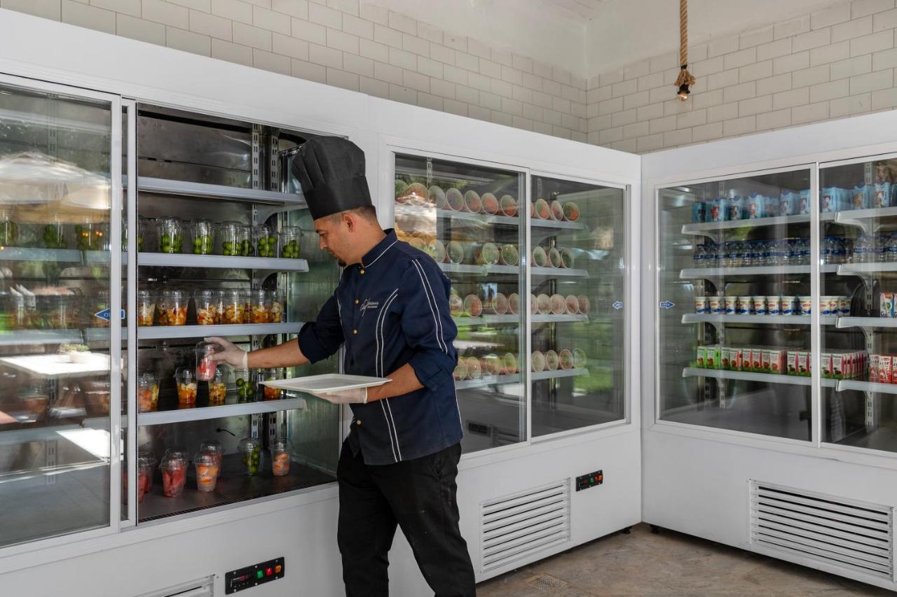 马蒂美亚酒店 特基罗瓦 外观 照片 A chef using a refrigerator