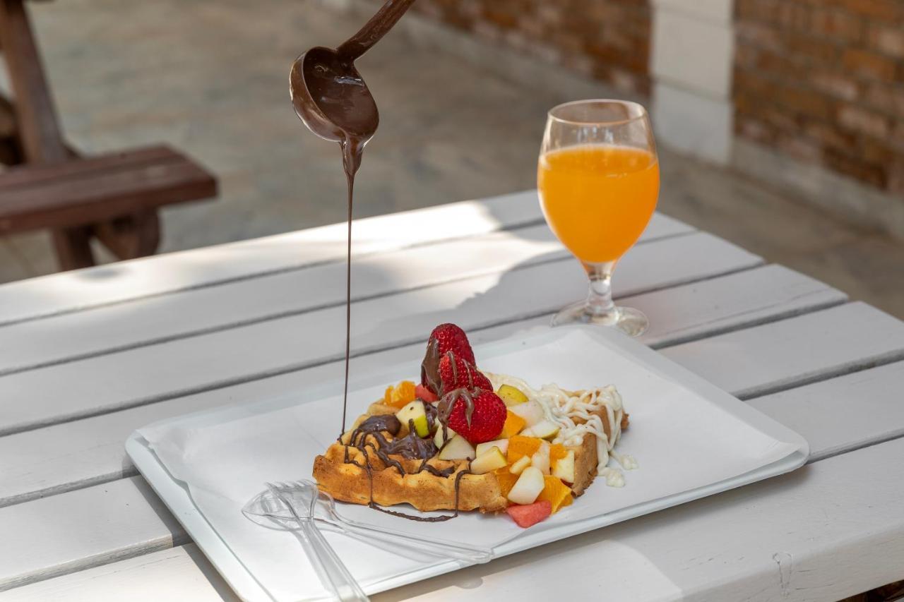 马蒂美亚酒店 特基罗瓦 外观 照片 Chocolate being drizzled over a fruit salad